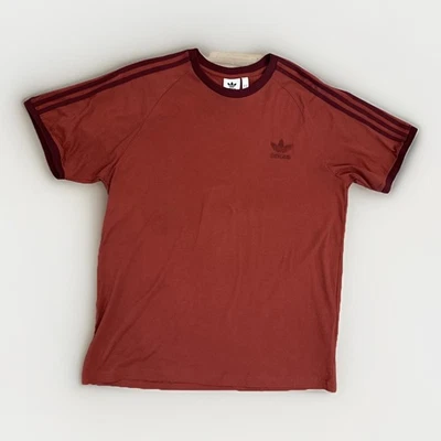 Camiseta Adidas Originals 3 Rayas - JN7019 - Preloved Ruby (Rojo) - Hombre’s M **NUEVA** Foto 1 de 4