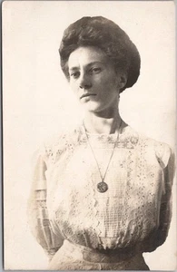 Postal RPPC con foto real vintage de la década de 1910 - Mujer joven bonita / Top de encaje / MODA - Imagen 1 de 2
