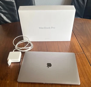 Apple MacBook Pro 2016 - 15" Zoll - 1 TB - 16GB RAM - Radeon Pro 460 4 GB - Bild 1 von 15