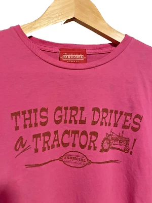 Camiseta Farm Girl Auténtica Marca Para Mujer Pequeña Rosa Esta Chica Conduce un Tractor Y2K  Foto 1 de 2