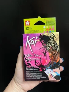 Caja de bocetos de campo de bolsillo Sakura Koi acuarelas CAC 12 medias sartenes - Imagen 1 de 4