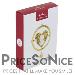 Ornamento Hallmark 2025 Our Love Is Timeless Ornament - Imagen 1 de 2