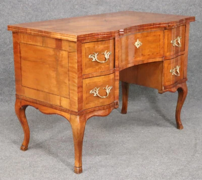 Precioso escritorio continental con incrustaciones estilo Luis XV de nogal alrededor de la década de 1920 Foto 1 de 4