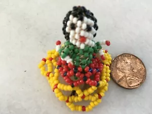 Bambola vintage nordamericana Zunni con perline fanciulla indiana artiglio coniglio - Foto 1 di 4