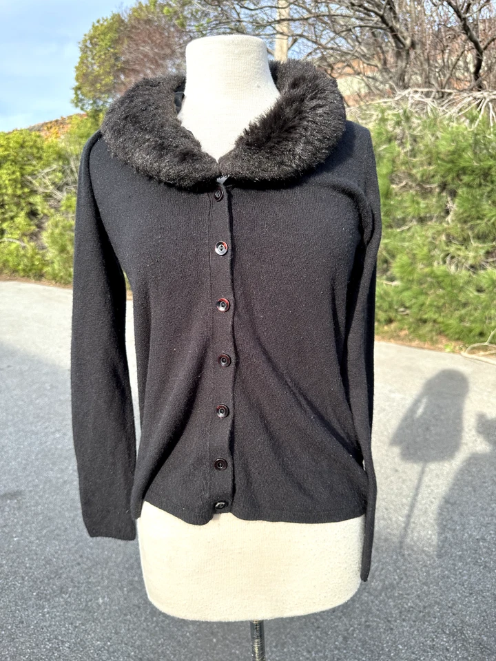 Suéter Style Co Pequeño Negro Cárdigan Cuello de Piel Abotonado Adulto Mujer  Foto 1 de 4