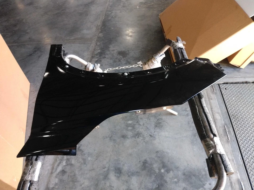 Guardabarros izquierdo Nissan Rogue 2023 negro - usado, buen estado, repuesto OEM Foto 1 de 4