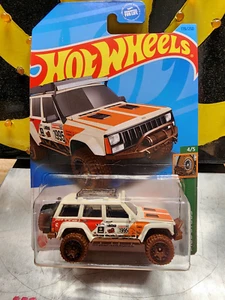 HOT WHEELS 2023 #176 WHITE 1995 JEEP CHEROKEE 4X4 TREASURE HUNT OFF ROAD MUD - Picture 1 of 2