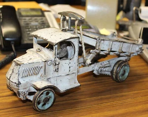 Camión de volteo Cast Iron Mack color blanco hecho por Arcade - 1929 - Imagen 1 de 12