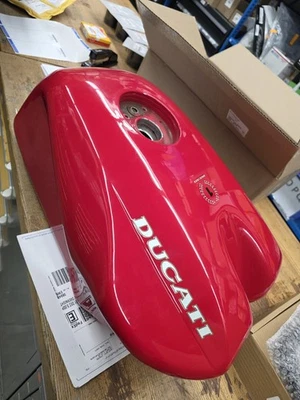 TANQUE DE GASOLINA ROJO USADO OEM PARA DUCATI 748/996/998 EXCELENTE ESTADO ENVÍO GRATUITO Foto 1 de 4