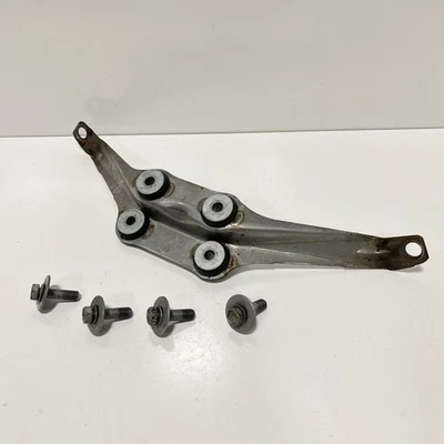 1990 -1994 Lexus LS400 4.0 V8 - Оригинальный кронштейн крепления амортизатора выхлопной системы UCF10 - Изображение 1 из 4