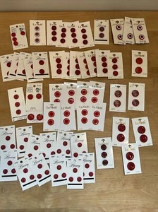 Lote de 131 Botones ROJOS La Mode Lansing JHB Le Chic 51 Tarjetas Nuevo Stock Antiguo - Imagen 1 de 12