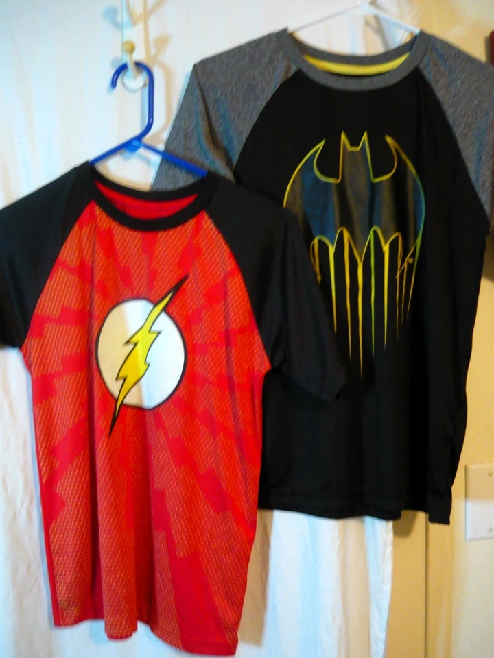 Juego de 2 camisetas de poliéster Justice League Label para niños talla 14/16 Batman y Flash Foto 1 de 3