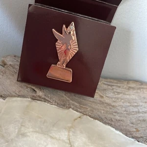 NEW! CHARLOTTE TILBURY EXCLUSIVE LIMITED COLLECTORS’ TINKER BELL PIN 3 MAGIC - Foto 1 di 7
