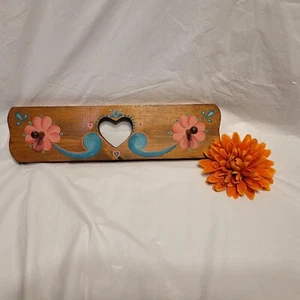 Porta llaves de pared de madera vintage entrada pintado a mano decoración de corazón de campo - Imagen 1 de 9