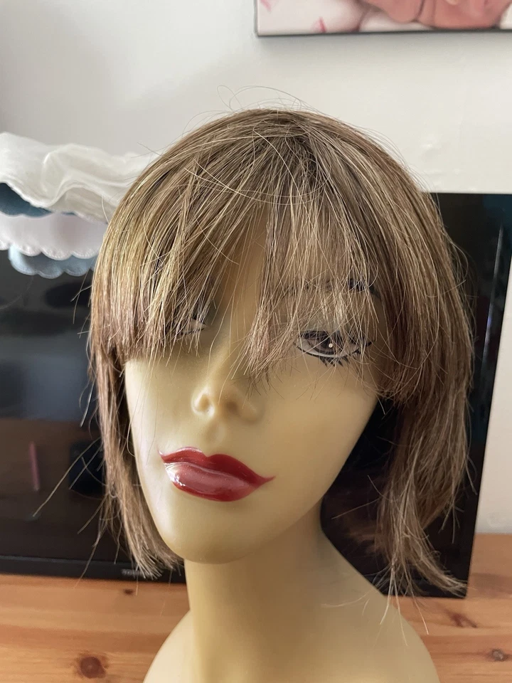 Bob corto sintético con flequillo Rene of Paris Foto 1 de 4