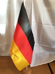 BANDERA DE PIE DE ALEMANIA Y BASE DE MADERA - Imagen 1 de 1