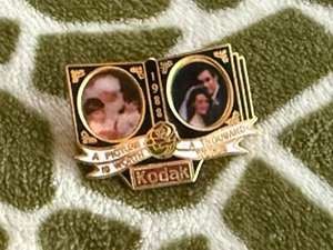 KODAK 1988 A Picture Is Worth A Thousand Words * Vintage-Collectible Lapel Pin! - Picture 1 of 2