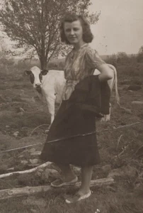 Arrugado 1940 Bonita Mujer Granja Niña Vacas Árboles Exterior Candido Retrato - Imagen 1 de 3