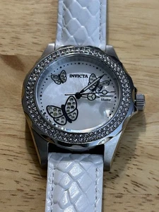 Reloj Cuarzo Invicta Dama Ángel Modelo 23644 Mariposas Blancas Batería Nueva Sin Caja - Imagen 1 de 6