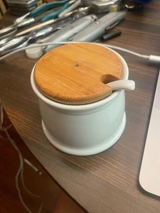 Tavoli Galleria MIELE Bidone Ceramica con CUCCHIAIO, Coperchio Legno 4 X 3 POLLICI - Foto 1 di 7