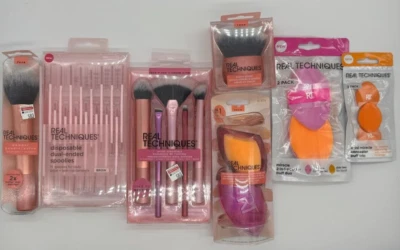 7 piezas Pinceles de Maquillaje Real Techniques Esponja y Polvo Puffs ~ ENVÍO RÁPIDO ~ NUEVO Foto 1 de 2