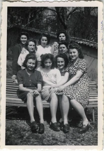 PHOTO ANCIENNE - VINTAGE SNAPSHOT - FEMME GROUPE JAMBES MODE -WOMAN FASHION LEGS - Picture 1 of 1