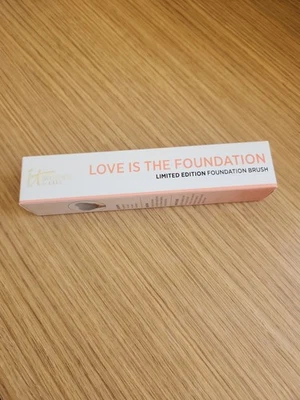 It Cosmetics "Love is the Foundation" Limited Edition Foundation Brush 2025 Neu in OVP - Bild 1 von 4
