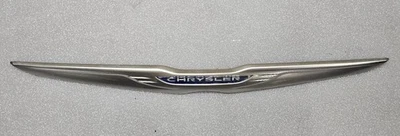 11-14 CHRYSLER 200 REAR TRUNK DECK DOOR EMBLEM BADGE LID NAMEPLATE LOGO MOLDING - Imagem 1 de 4