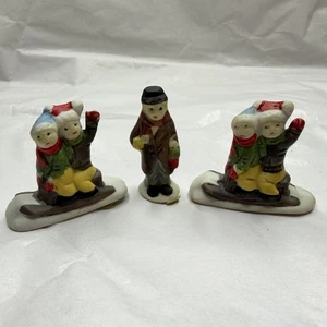 Trim A Home Premium Holiday Memories Weihnachtsdorf Figuren Kinder auf Schlitten - Bild 1 von 6