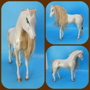 MGA Bratz Caballo Salvaje Oeste Rubio Oro Blanco Moteado para Muñeca Rodeo Bratz - Imagen 1 de 12