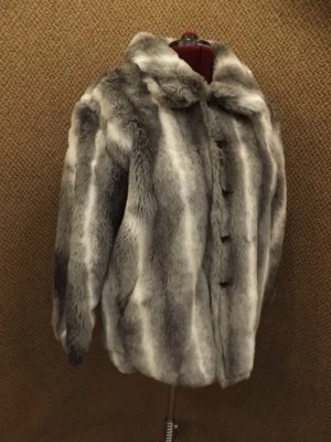 Komitor NEW Beautiful Plush Faux Fur Chinchilla Reversible Coat Womens Sz 18/20 - Image 1 of 4