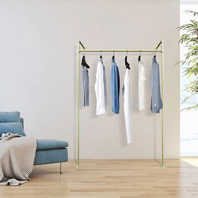 Estante de exhibición de ropa de tubo de hierro galvanizado dorado de 66,9 pulgadas para boutiques Foto 1 de 4