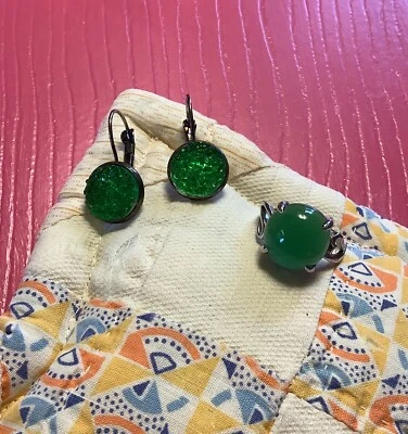 Anillo de piedra de vidrio redondo verde corazón plateado talla 7,5 con lindos pendientes Foto 1 de 4