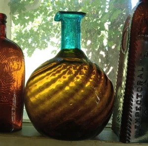 EINZIGARTIGE BLAU & BERNSTEINFARBENE UMMANTELTE MUNDGEBLASENE GLASFLASCHE MIT AUSGIESSERLIPPE - Bild 1 von 12
