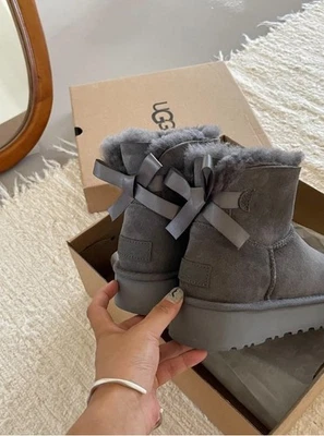 Zapatos para mujer marrón gamuza MINI BAILEY BOW II botas al tobillo sin cordones/ Foto 1 de 4