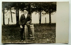 Cartolina d'epoca '900 vera foto giovane con baseball e guanto - Foto 1 di 2