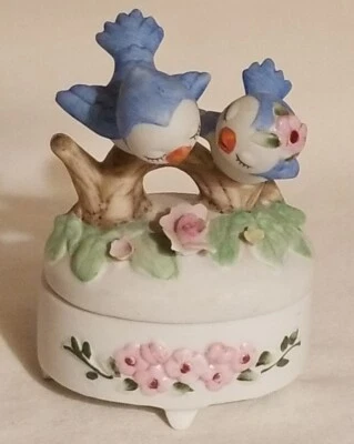 De Colección Lefton Dos Pájaros Besando Cerámica, Caja Baratija Ovalada, Floral, Blanco, 4" Alto Foto 1 de 4
