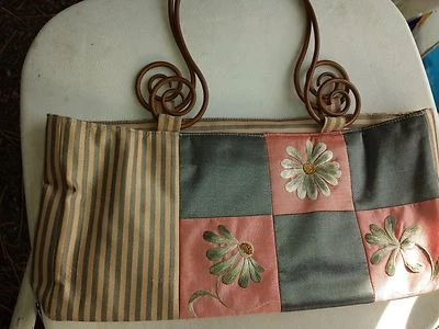 Cartera/bolso de mano de seda rosa y gris con bordado Foto 1 de 2