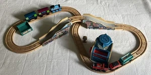 Thomas Friends Tren Ferroviario Madera JAMES' FISHY JUEGO DE ENTREGA COMPLETO CON EXTRAS - Imagen 1 de 21