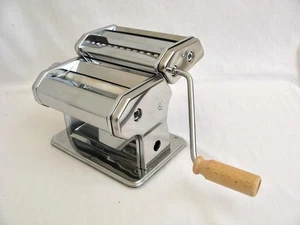 Pasta machine and pasta cutter for fresh home made pasta. Navaris brand - Picture 1 of 1