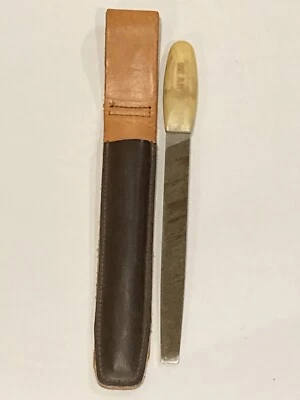 Archivo de cabeza ancha de tiro con arco Fred Bear de colección con funda de cuero original arco recurvo Foto 1 de 4