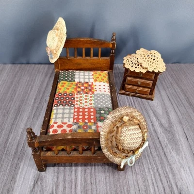 Muebles miniatura para casa de muñecas cama mesita de noche sombreros decoración vintage Foto 1 de 4