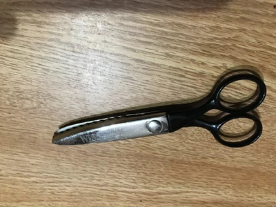 Vintage WISS CB5 Pinking Shears Scissors Scalloping Table 5 1/2"  Newark NJ. - Image 1 of 3