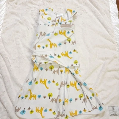 Saco de dormir Halo swaddle gênero neutro estampa girafa (tamanho pequeno - 13–18 libras) - Imagem 1 de 4