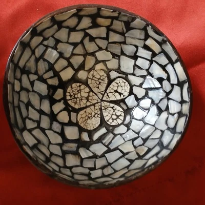 Cuencos con cáscara de coco mesa decoración tazón para servir con flor. Foto 1 de 4