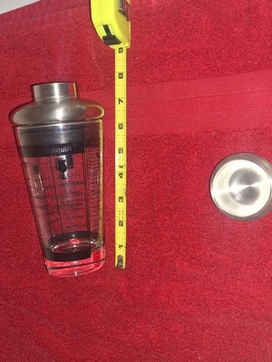 Coctelera de vidrio y acero inoxidable de caja abierta con varias recetas de bebidas Foto 1 de 4