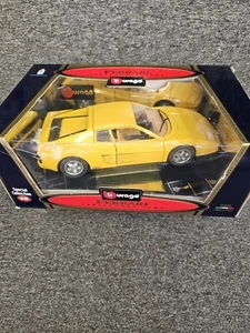 Burago Ferrari Testarossa 1984 - Yellow - 1:18 - Picture 1 of 4