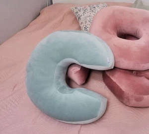 Poduszka litera C welurowa dekoracyjna. Do pokoju dziecka, na prezent, kolory - Zdjęcie 1 z 183