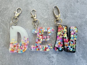LLAVEROS Corazones Coloridos Hechos a Mano con Resina, Elige tu letra por BPWaters - Imagen 1 de 5