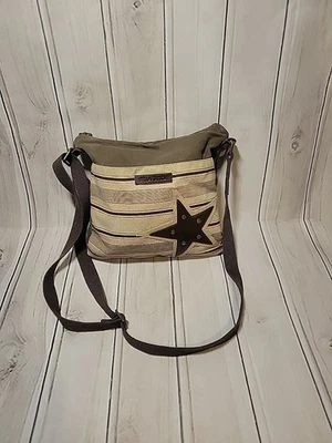 Bolsa de ombro Bella Taylor tecido de lona tiracolo marrom bronzeado listrado estrela  - Imagem 1 de 4